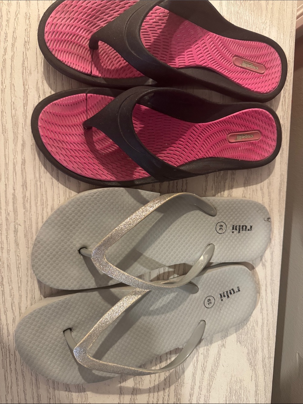 (2) Flip Flops Sandals Lot of 2 : Capelli and Rubi size 8